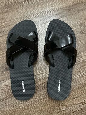 Old Navy Women's Black Glossy Cross-Strap Slide Sandals